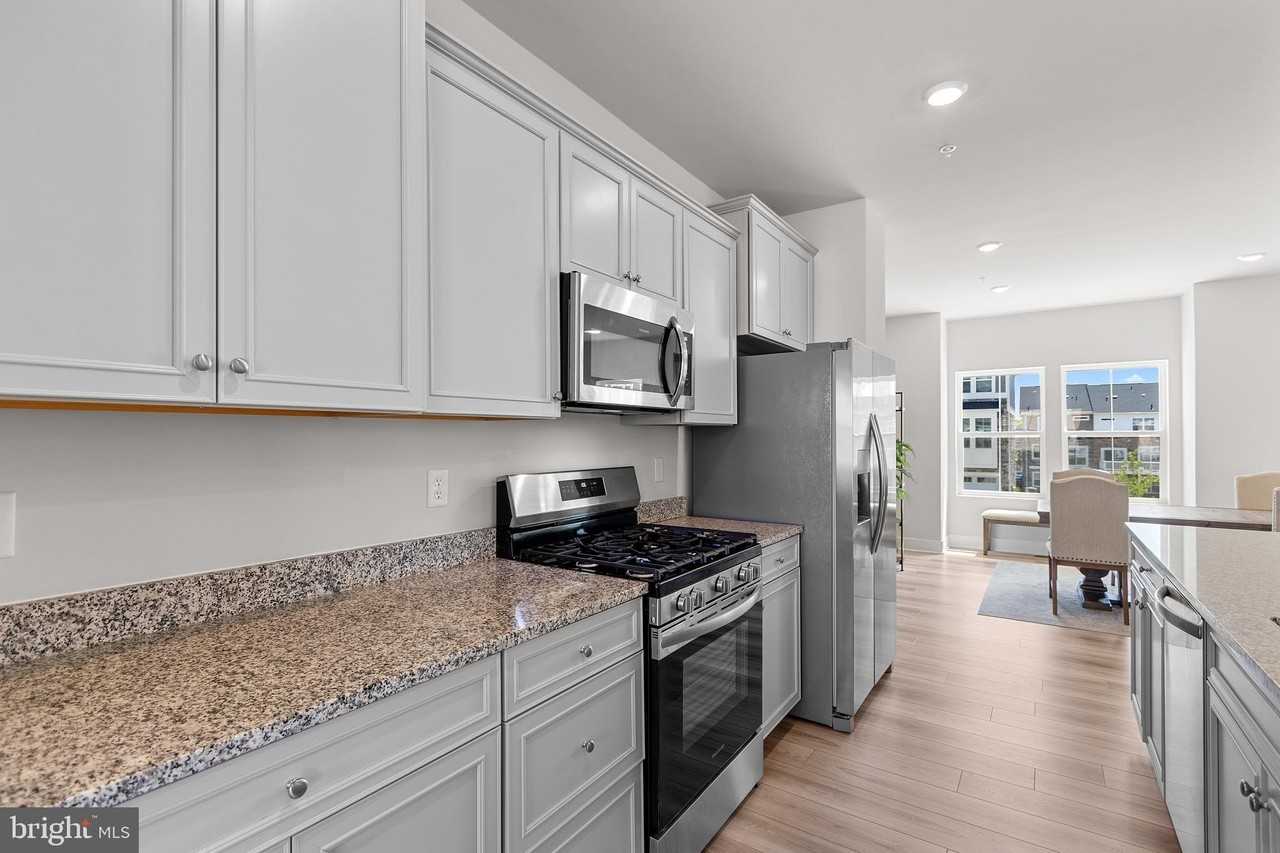 10893 Drummond Pl - Photo 5 of 28