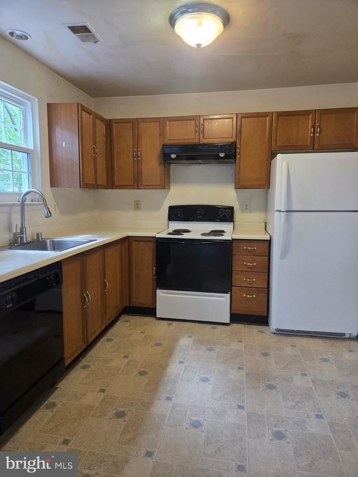 7212 Lost Spring Ct - Photo 4 of 16