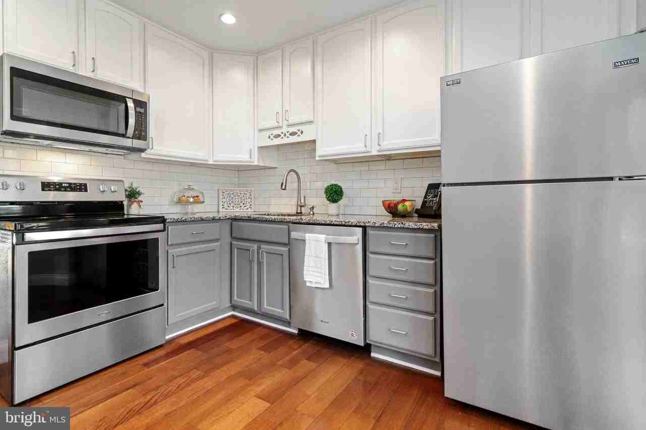 9533 Ashbridge Ct - Photo 4 of 28