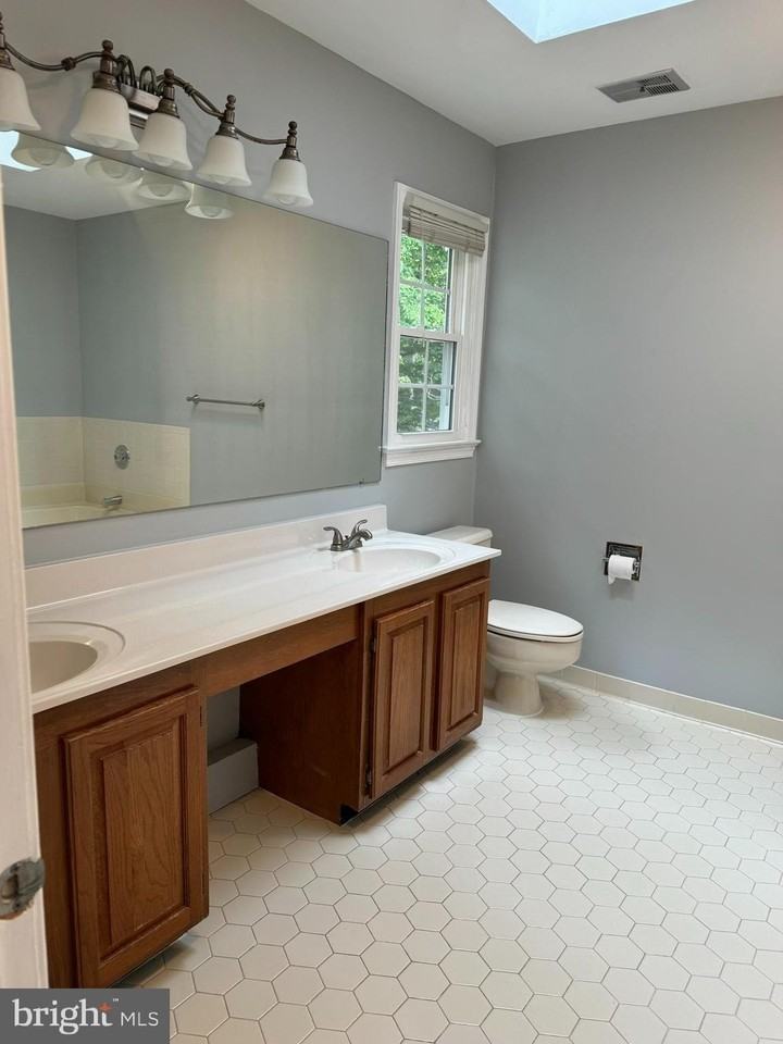 12859 Valleywood Dr - Photo 3 of 35