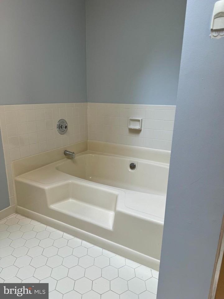 12859 Valleywood Dr - Photo 4 of 35