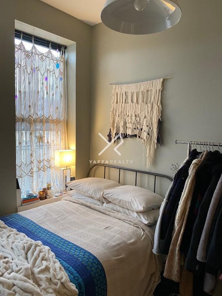 555 Hart St - Photo 2 of 10