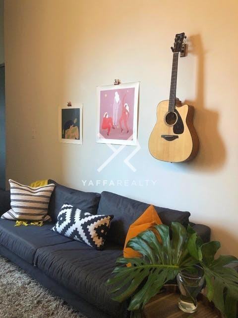 555 Hart St - Photo 4 of 10