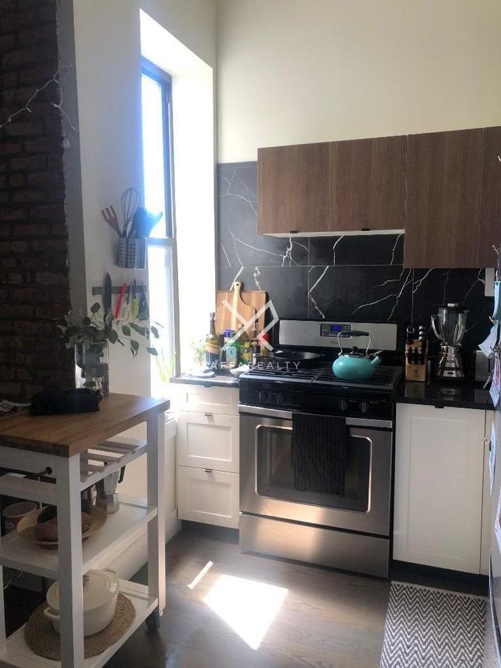 555 Hart St - Photo 7 of 10