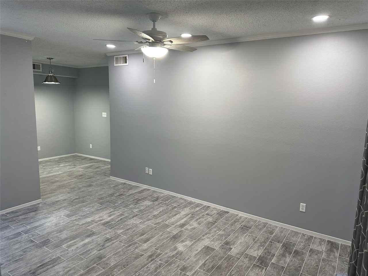 7037 N Holiday Dr - Photo 2 of 22