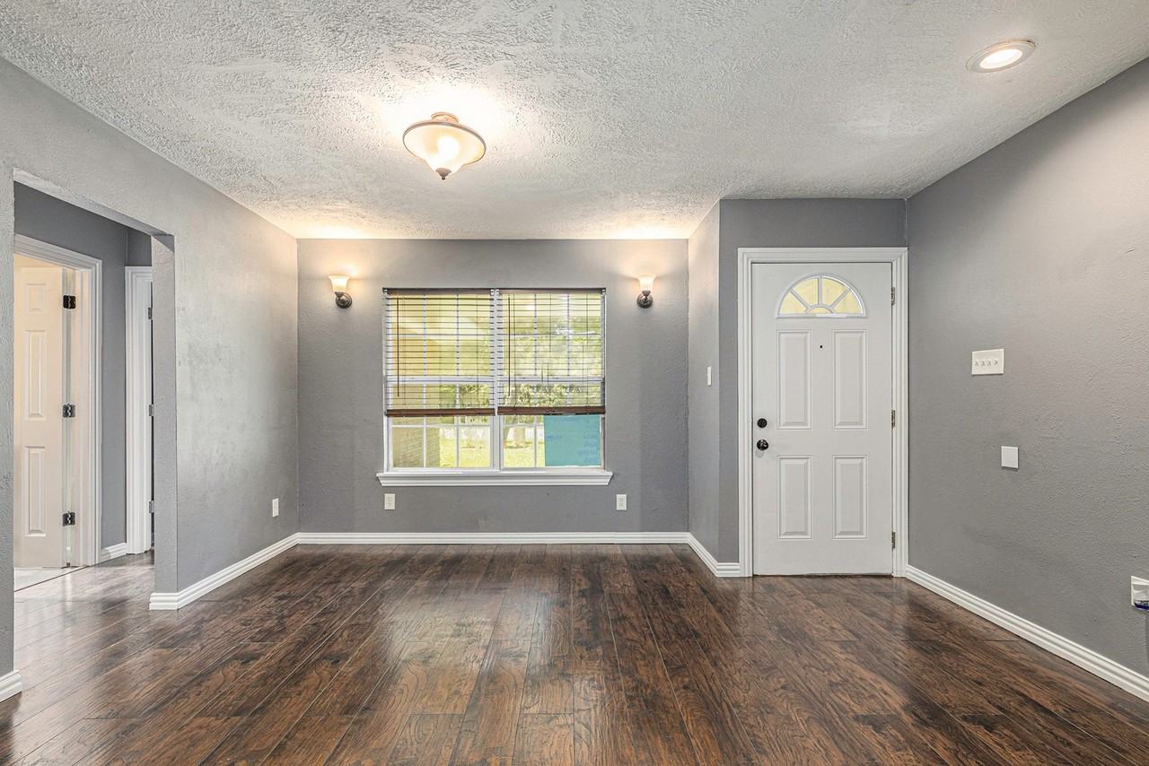 1026 W Lobitt St - Photo 5 of 26