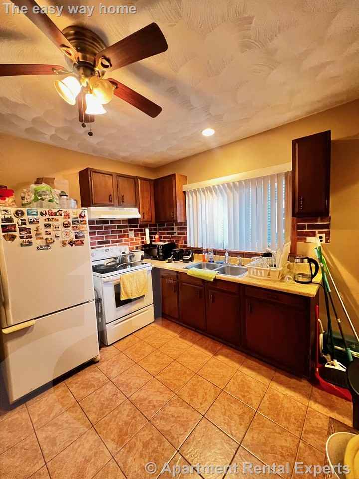 122 Willis Ave - Photo 3 of 21
