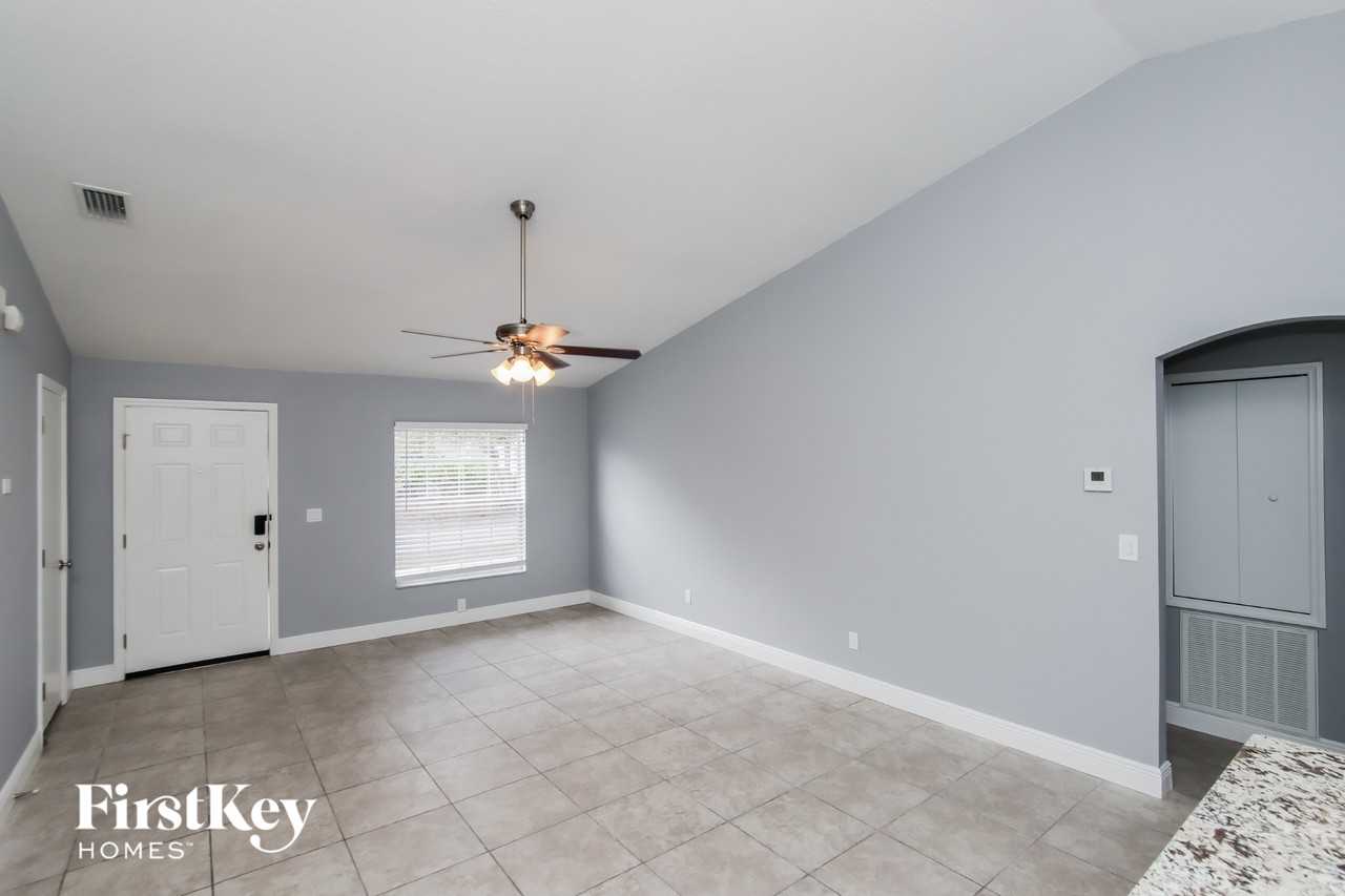 721 Carlyle Ave Se - Photo 5 of 15