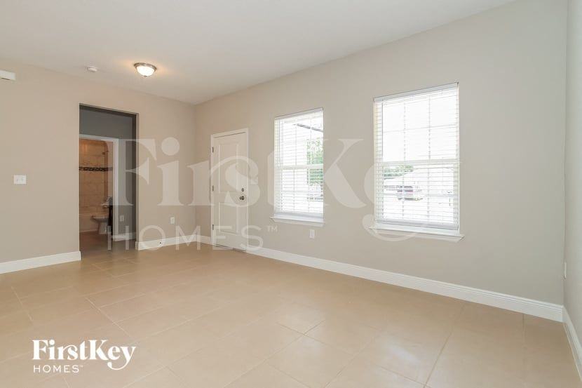568 Hummingbird Ct - Photo 3 of 15