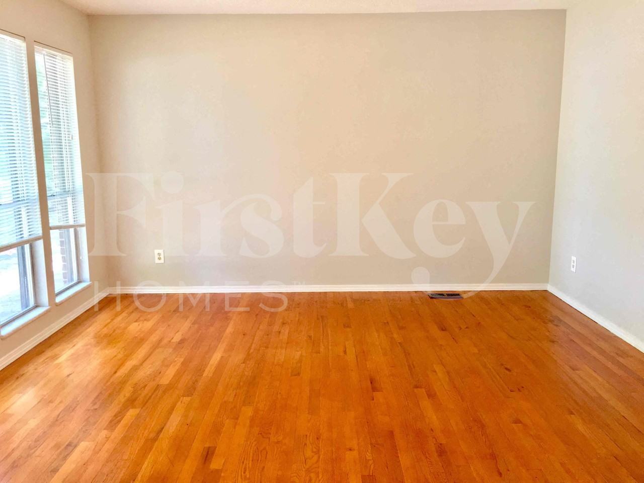 2275 Glenoro Dr - Photo 2 of 23