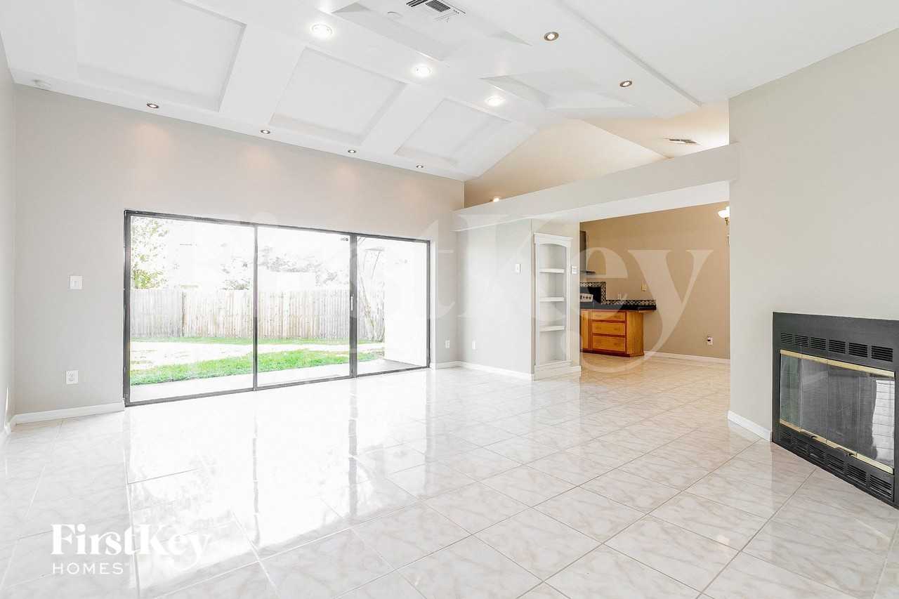 1003 Faircloth Ct - Photo 3 of 15