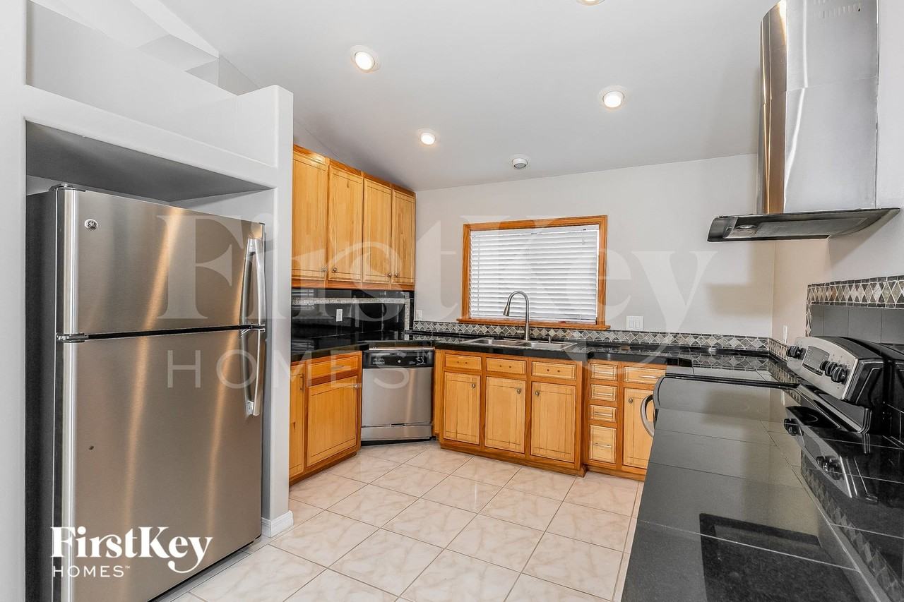 1003 Faircloth Ct - Photo 5 of 15