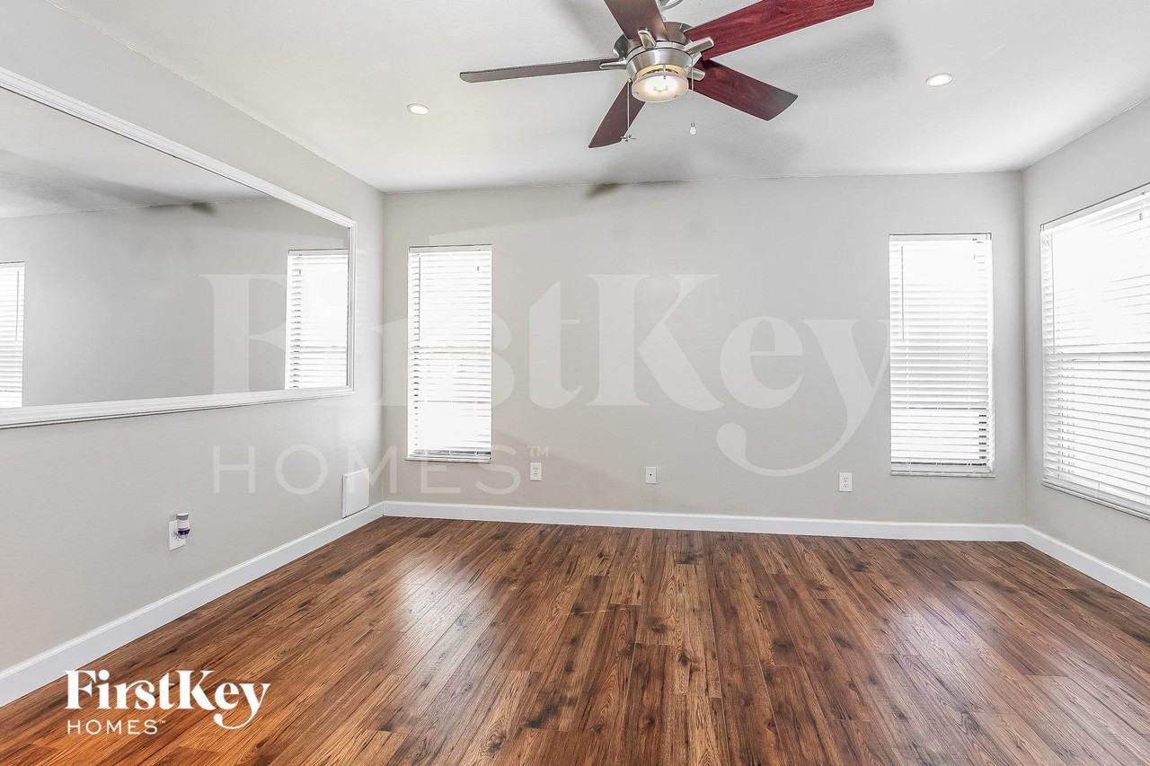 1003 Faircloth Ct - Photo 7 of 15