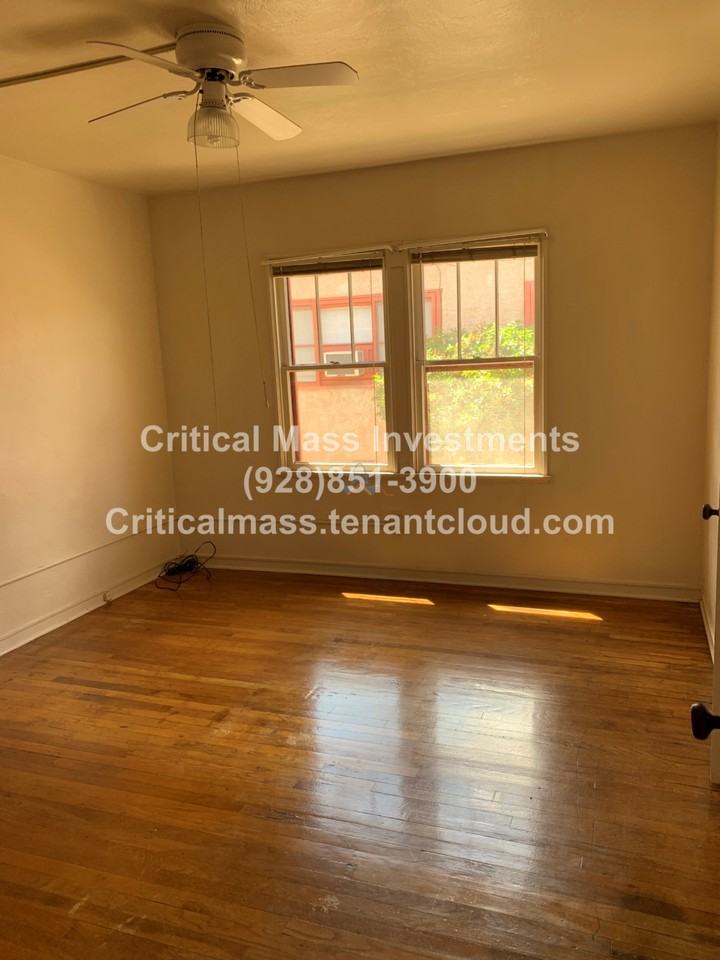 403 W Oak St - Photo 2 of 5