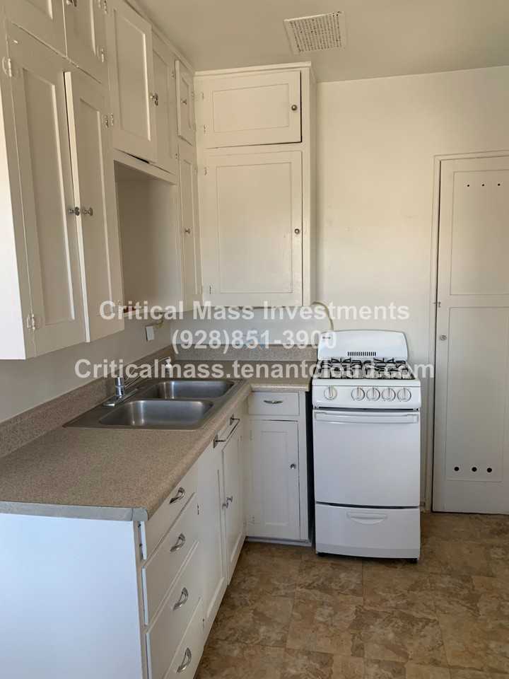 403 W Oak St - Photo 4 of 5