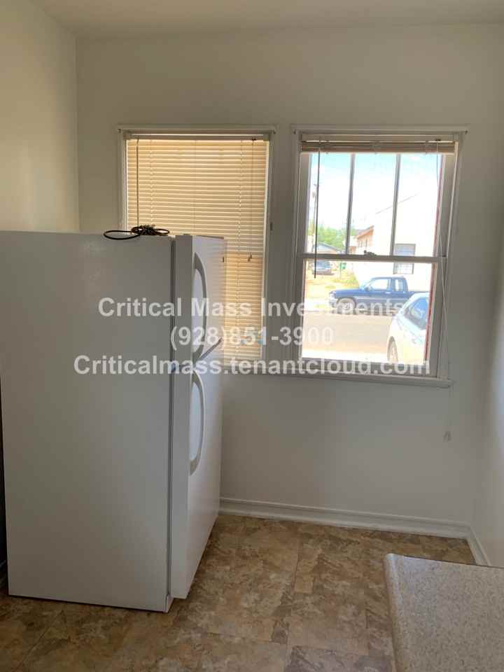403 W Oak St - Photo 3 of 5