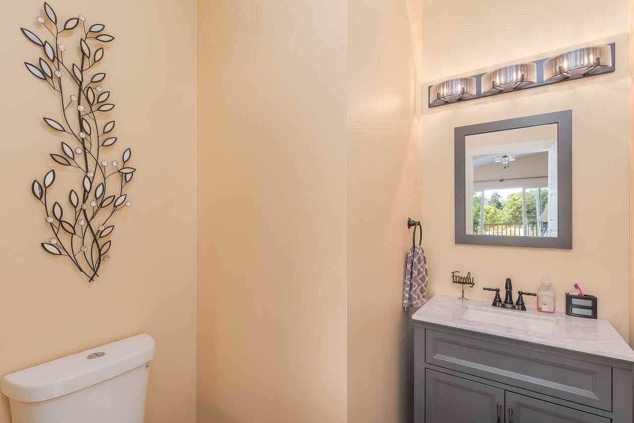 1112 Nw Elm St - Photo 4 of 16
