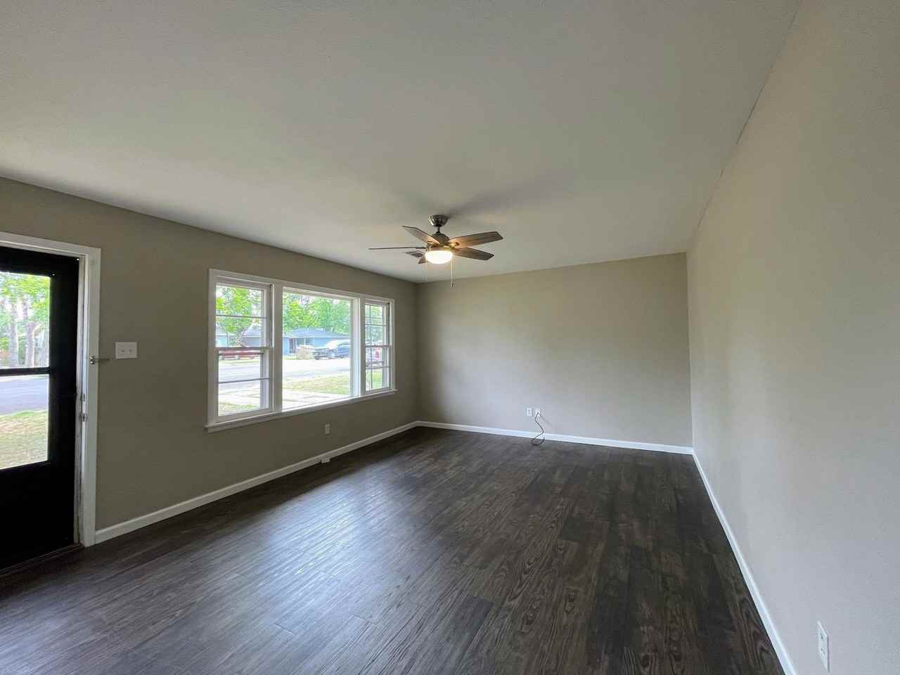 2109 42nd St - Photo 4 of 32
