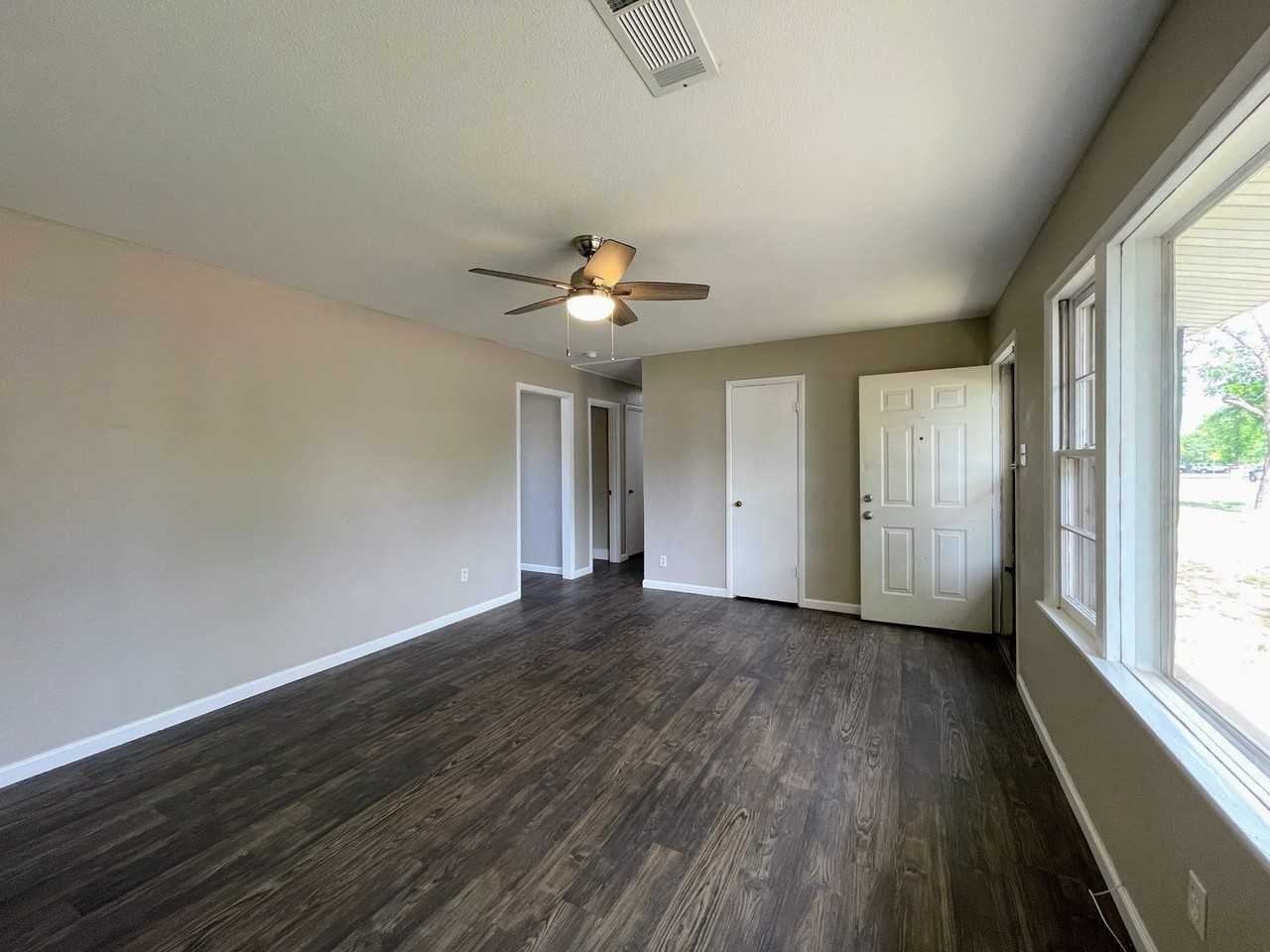 2109 42nd St - Photo 5 of 32