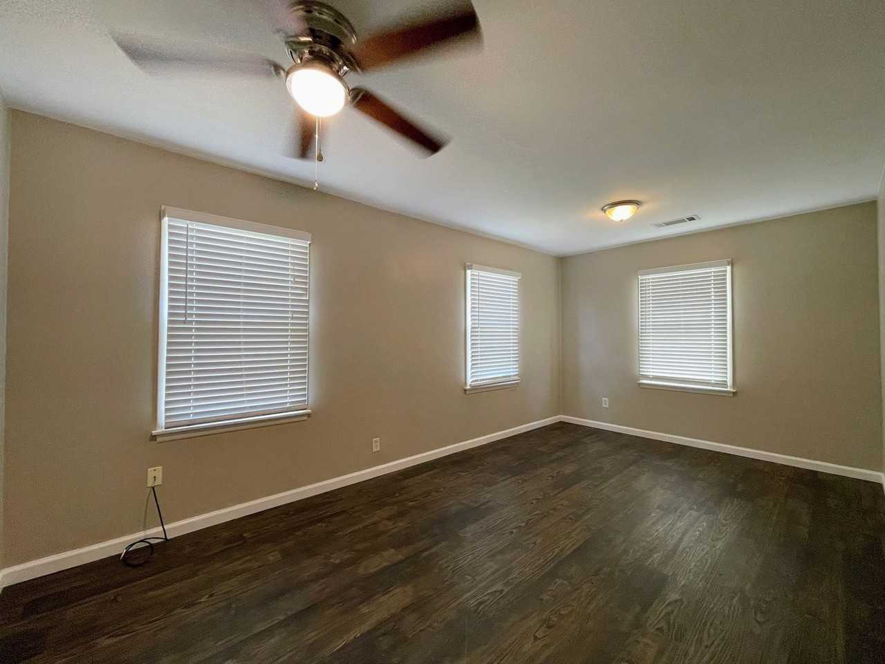 2109 42nd St - Photo 6 of 32