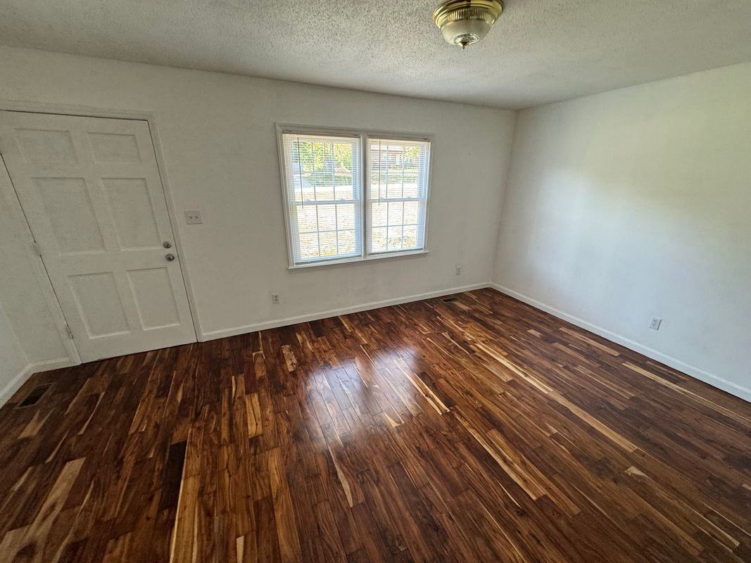 1020 Village Cir - Photo 3 of 8