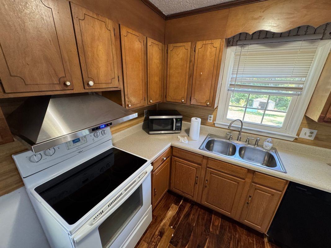1020 Village Cir - Photo 4 of 8