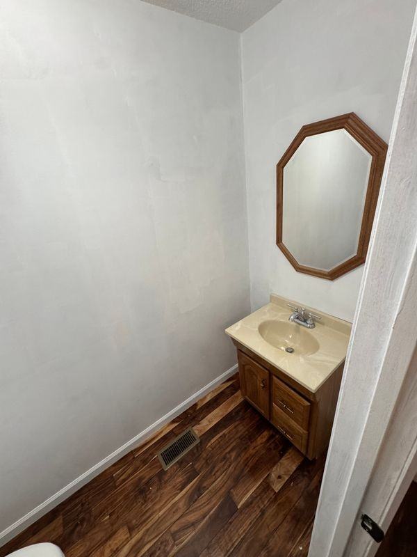 1020 Village Cir - Photo 5 of 8
