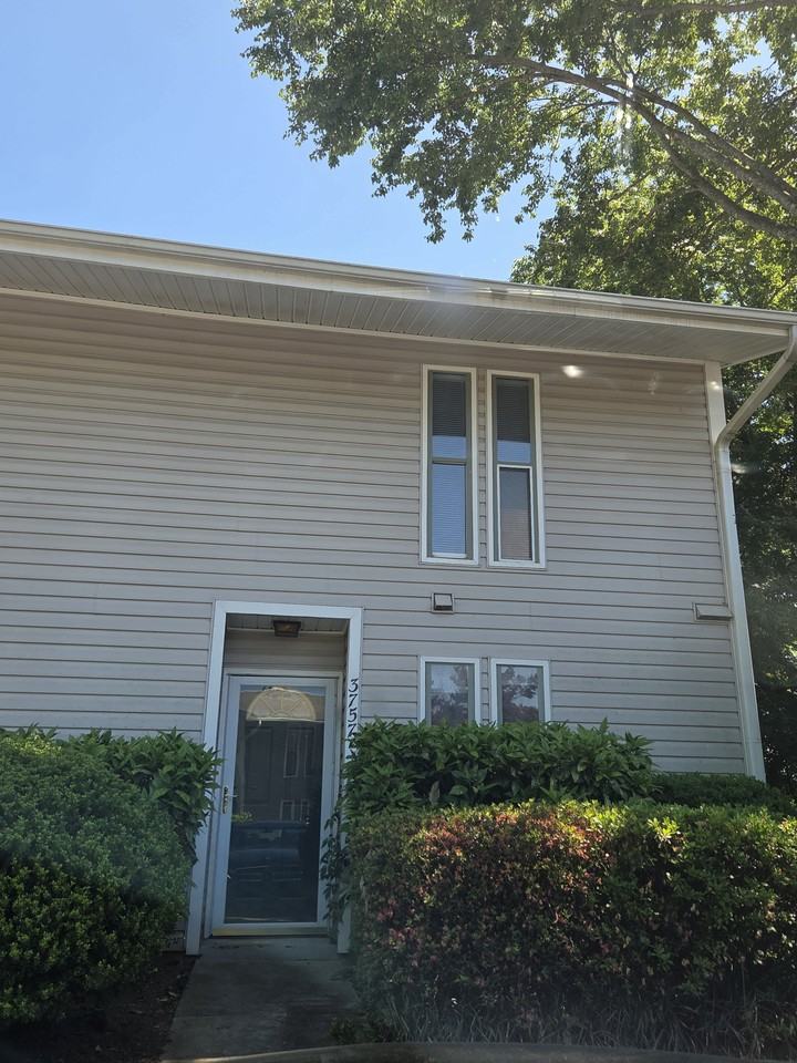 3757 Heathrow Dr - Photo 2 of 27