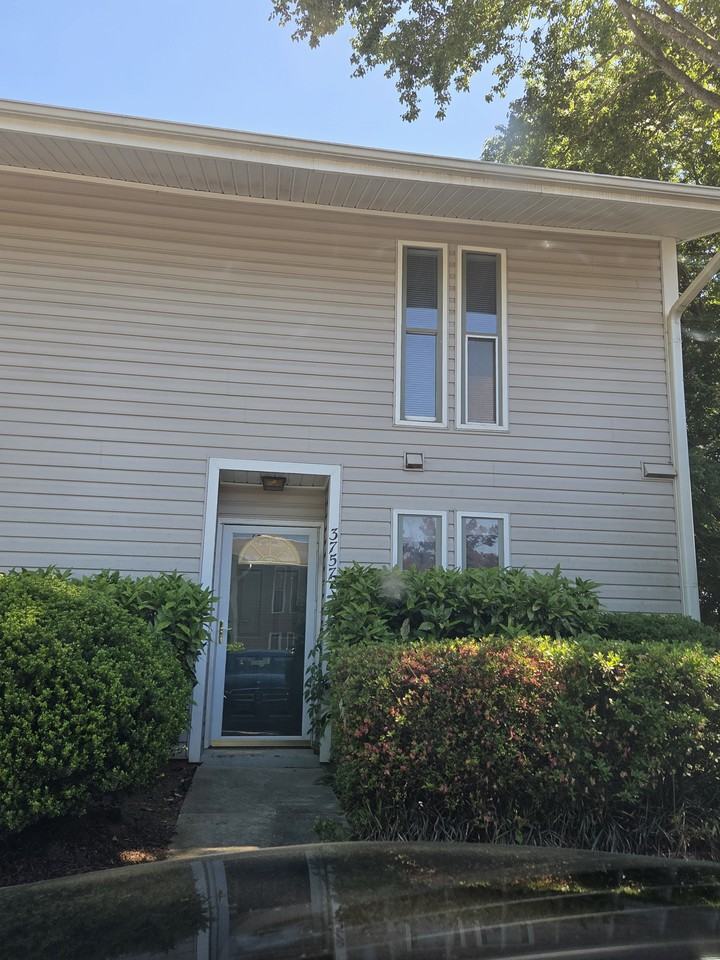 3757 Heathrow Dr - Photo 3 of 27