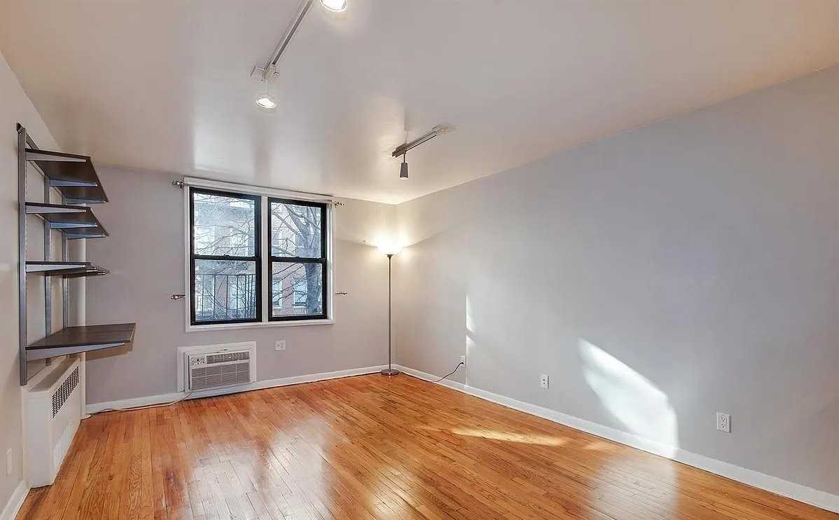 145 E 29th St - Photo 2 of 4