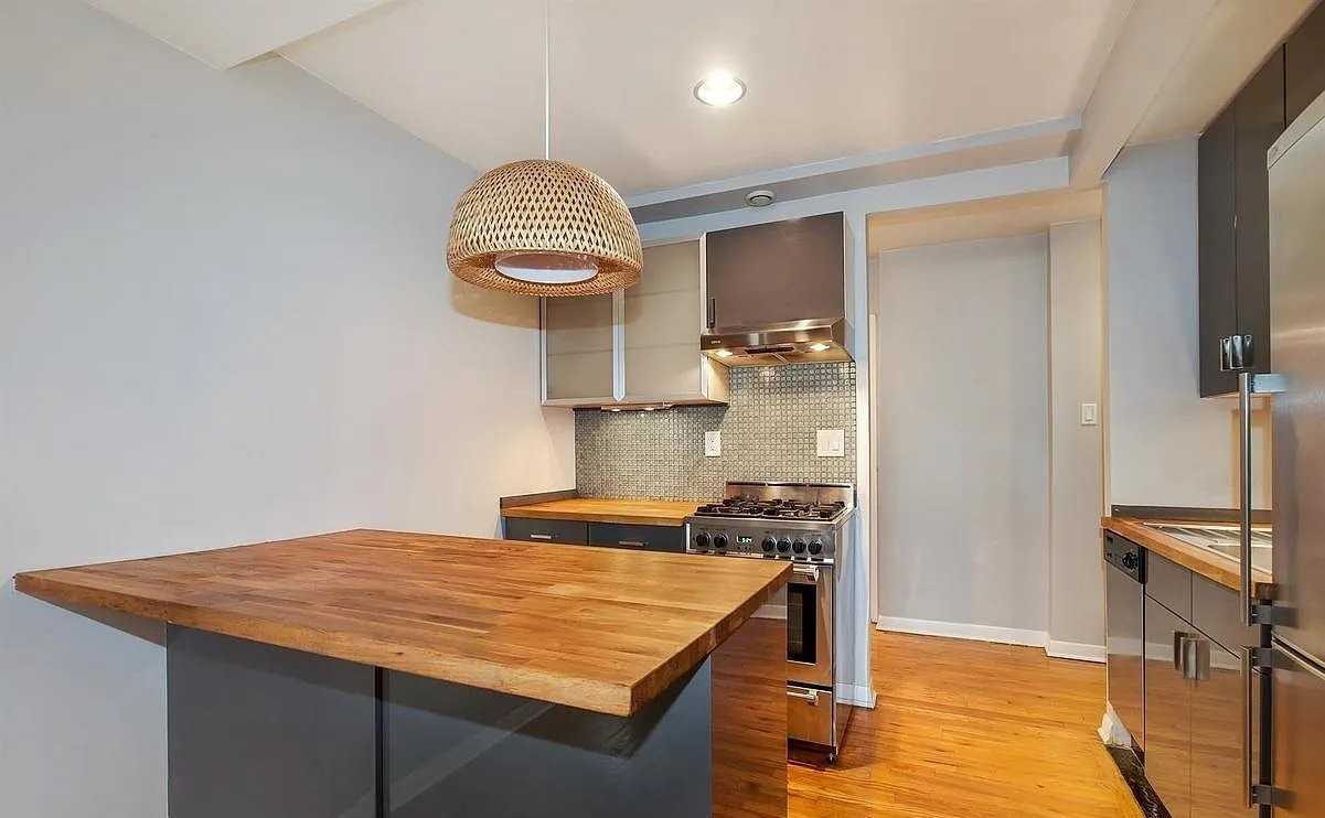145 E 29th St - Photo 3 of 4