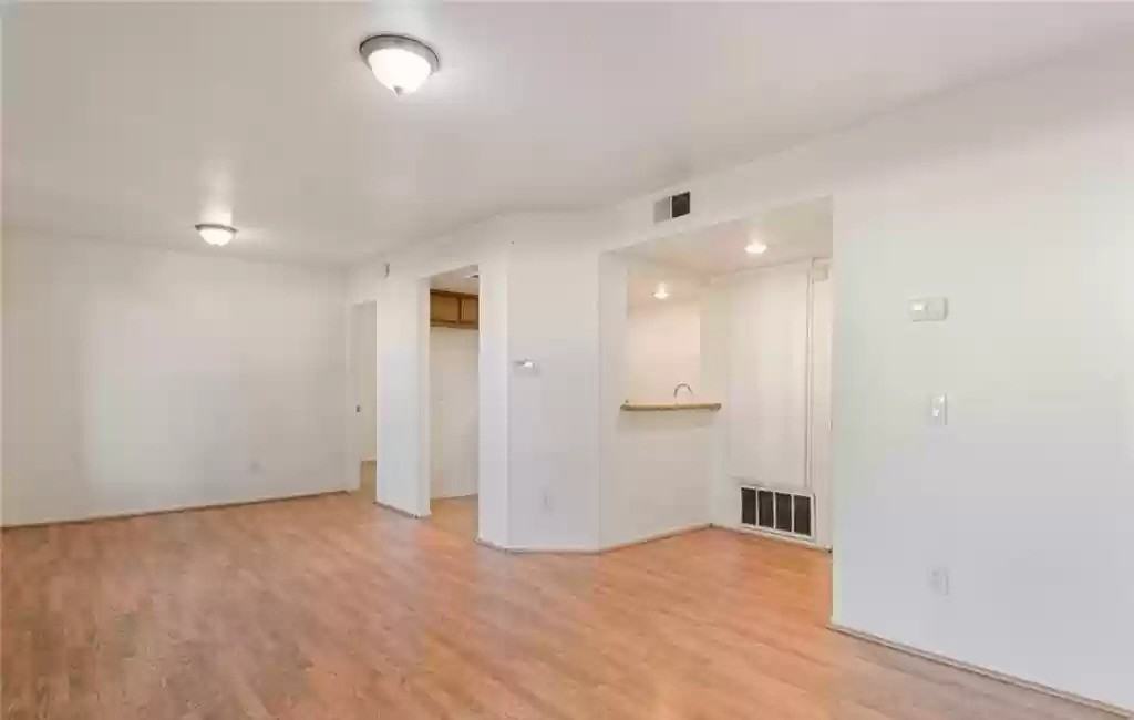1110 W Blaine St - Photo 6 of 11