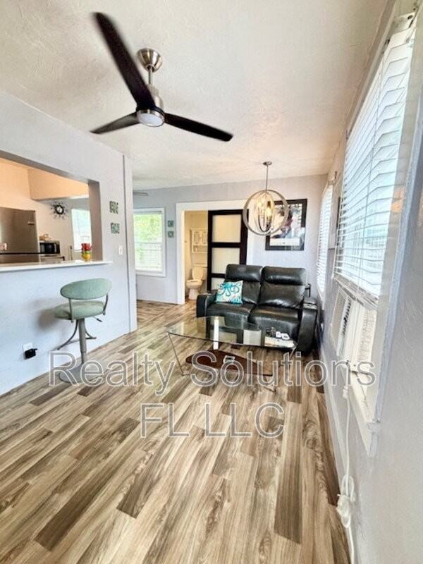 418 Daytona St - Photo 2 of 12