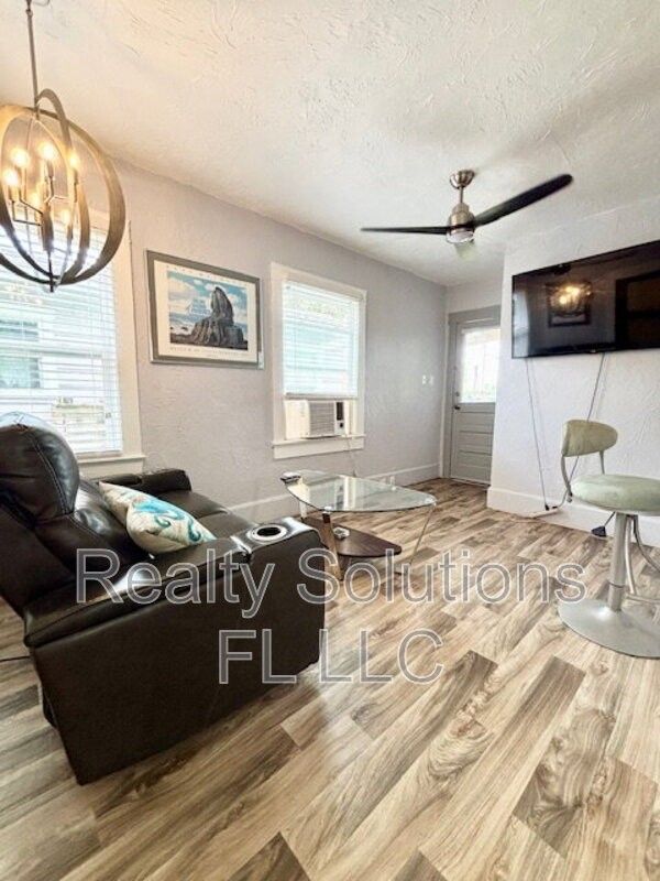 418 Daytona St - Photo 3 of 12
