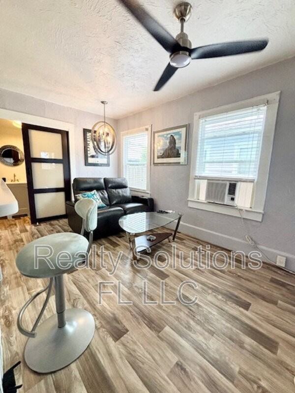 418 Daytona St - Photo 4 of 12