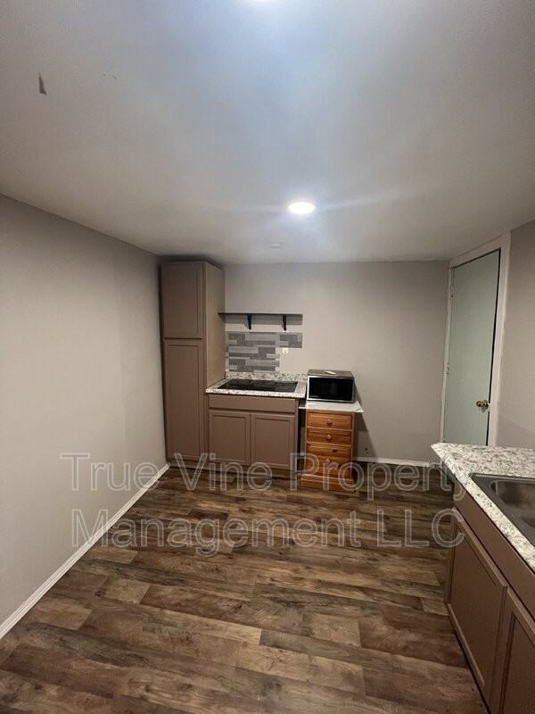 1202 Division Ave #2 - Photo 4 of 9