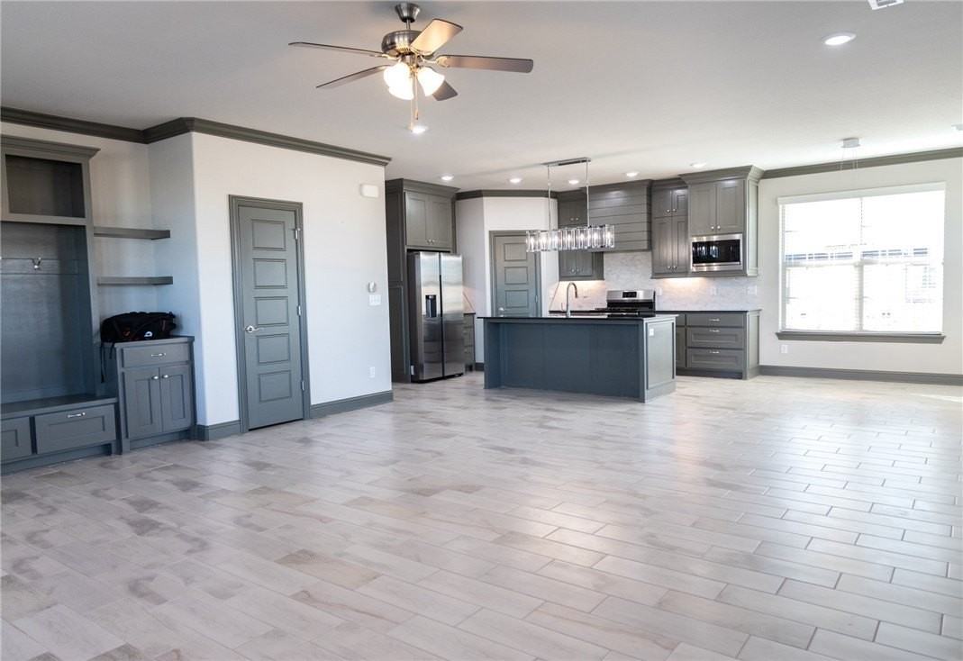 201 Vicks Cir - Photo 3 of 9