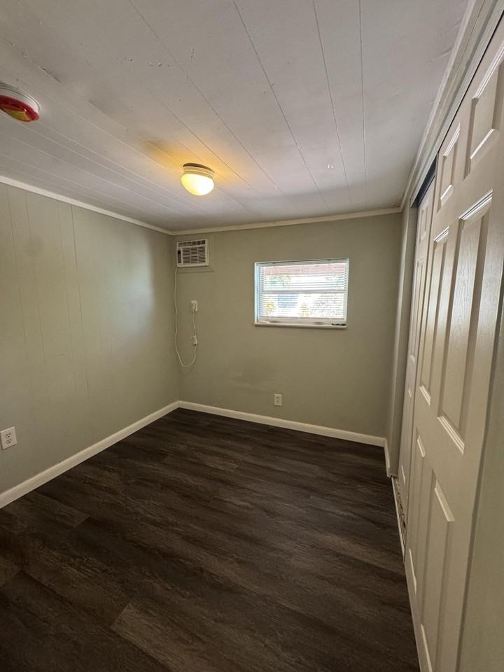 245 Lee Ave - Photo 7 of 14