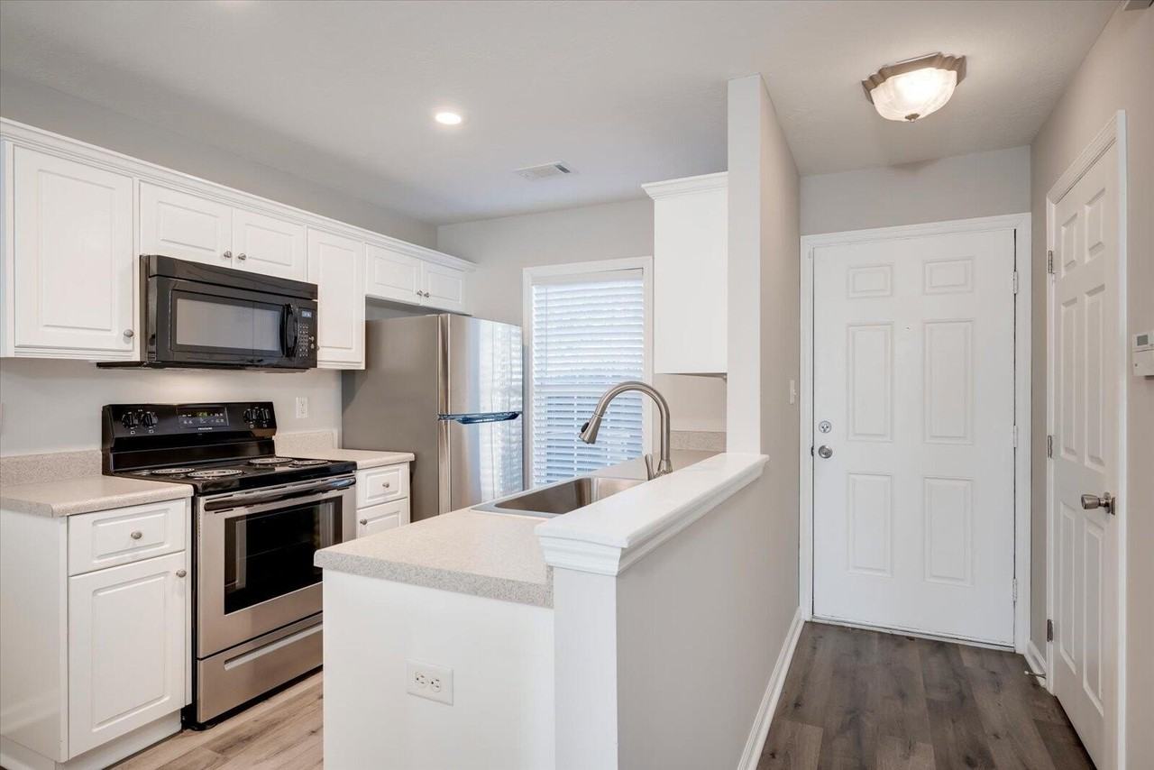1216 Longpoint Dr - Photo 2 of 20