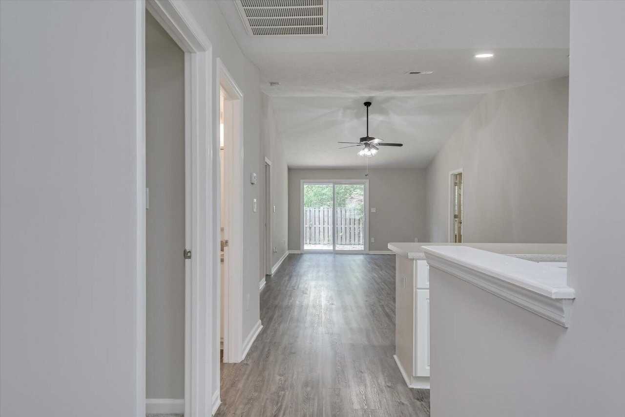 1239 Longpoint Dr - Photo 4 of 28