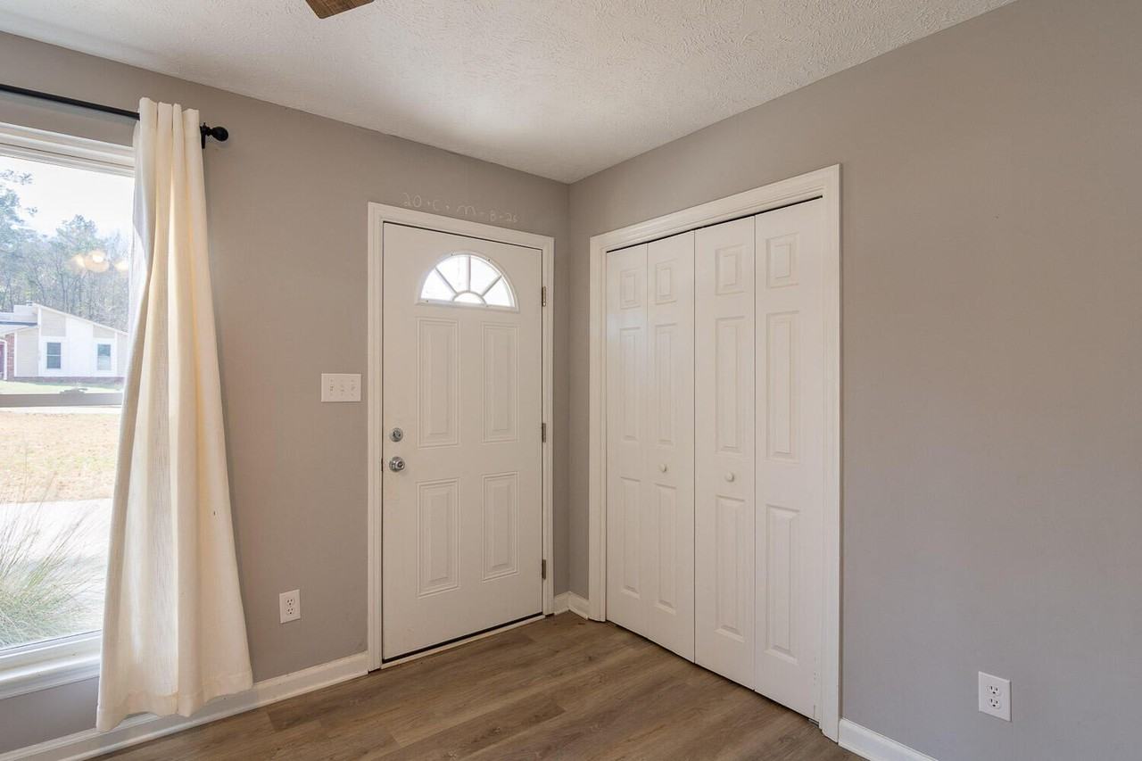 2115 Oak Leaf Way - Photo 4 of 22