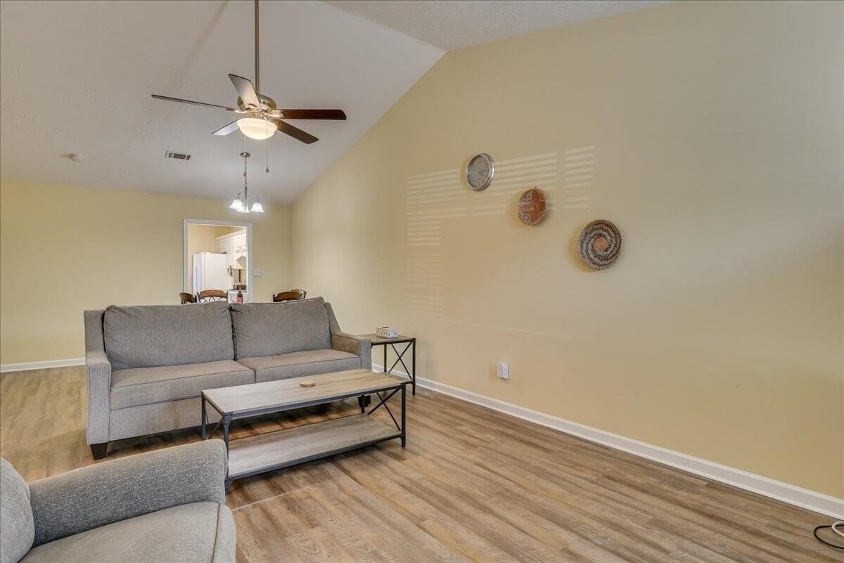 540 Edgecliff Ln - Photo 7 of 32