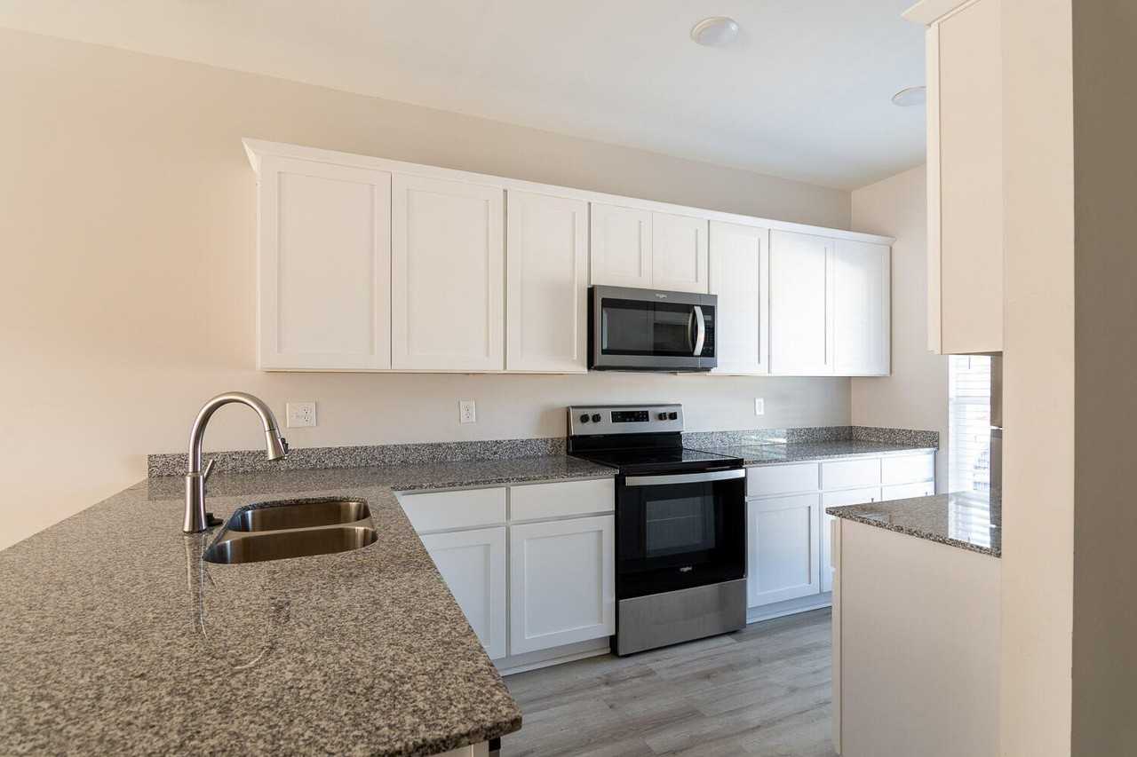 1227 University Ln #E - Photo 5 of 17