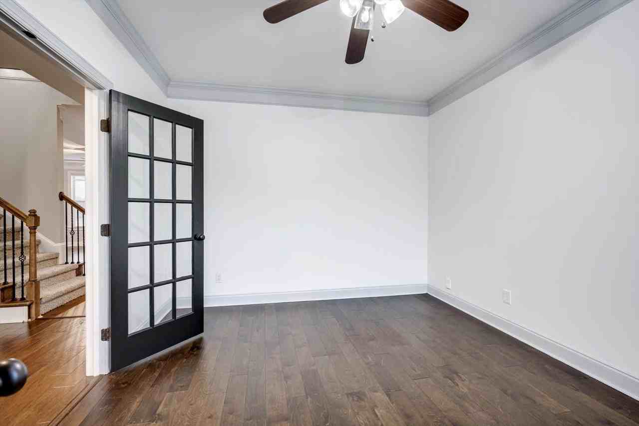 8647 Crenshaw Dr - Photo 6 of 39