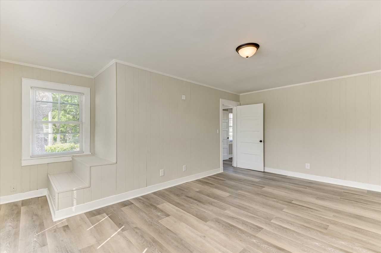 327 Meridian Ave - Photo 5 of 19