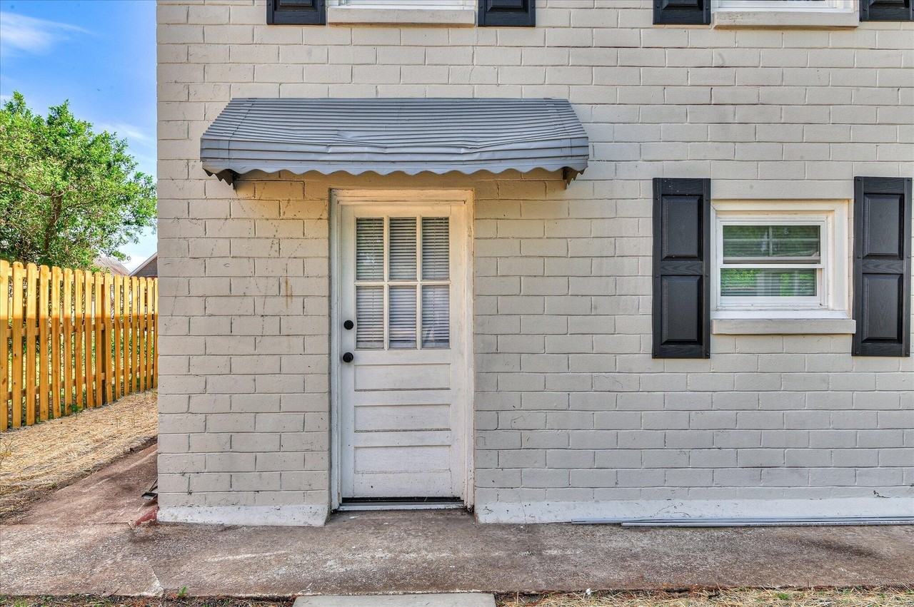 325 Meridian Ave - Photo 4 of 18