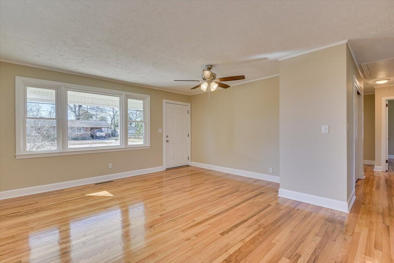 302 Burgess Dr - Photo 7 of 32
