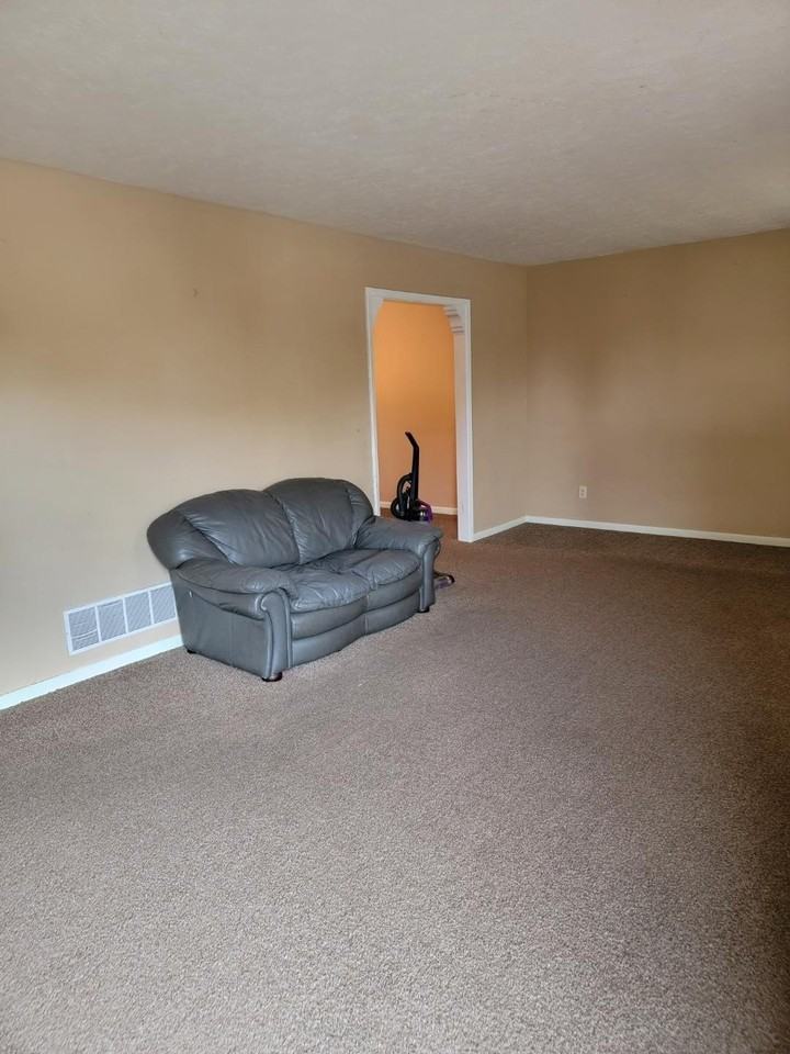 2531 Crosscreek Rd - Photo 2 of 10