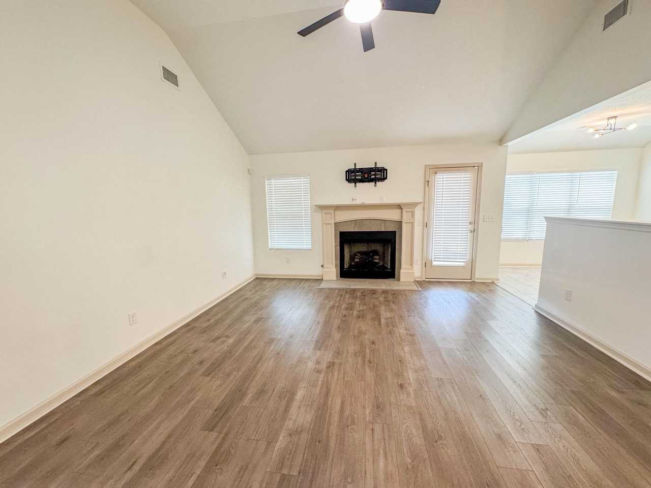 2933 Easton Dr - Photo 2 of 24