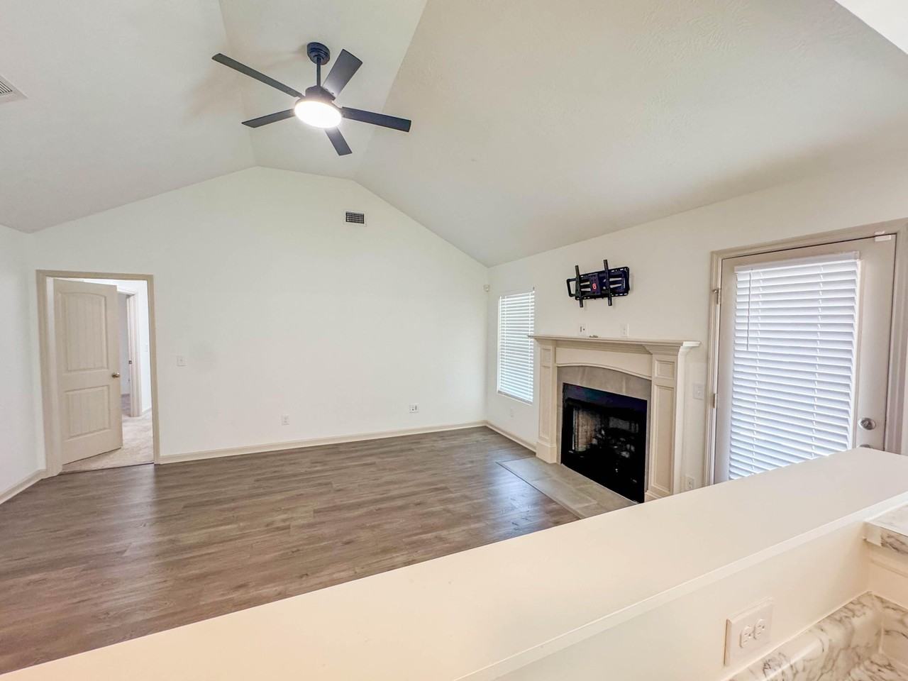 2933 Easton Dr - Photo 5 of 24